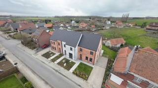 <span><span><strong>MONO</strong><br />Residentieel wonen in het rustige Bovekerke (op de kruising van Kortemark, Diksmuide en Koekelare) op een groot perceel met west-oriëntatie.<br /><br /><strong>MONO is een kleinschalig en uiterst energiezuinig nieuwbouwproject</strong> bestaande uit 3 gekoppelde woningen in landelijke stijl gelegen langs de Noordstraat en één moderne villa gelegen langs Moscou. Alle woningen worden opgeleverd met 3 ruime slaapkamers (mogelijkheid tot het inrichten van een vierder slaapkamer bij de gekoppelde woningen), parkeergelegenheid en mogelijkheid tot het plaatsen van een carport. <br /><br /><strong>Comfort, energiezuinigheid, kwaliteit en een unieke ligging </strong>zijn de eigenschappen van deze kleinschalige realisatie.<br /><br />Tijdens de ontwerpfase werd veel aandacht geschonken aan enerzijds de energiezuinigheid en anderzijds het wooncomfort van de bewoners:</span></span>
<ul>
	<li><strong><span><span>Praktische indeling;</span></span></strong></li>
	<li><strong><span><span>veel lichtinval;</span></span></strong></li>
	<li><strong><span><span>smart air systeem, zowel verwarming als koeling (airco);</span></span></strong></li>
	<li><strong><span><span>warmtepomp met zonnepanelen; </span></span></strong></li>
	<li><strong><span><span>…</span></span></strong></li>
</ul>
<span><span>Op deze manier is het zowel binnen als buiten aangenaam vertoeven.<br /><br /><u><strong>Indeling:</strong></u> Op het gelijkvloers bevinden zich de mooie inkomhal met gastentoilet en de grote leefruimte met open keuken gekoppeld aan een erg ruime keukenberging. Op de eerste verdieping beschikt de woning over 3 zeer ruime slaapkamers, een badkamer (inloopdouche, dubbele lavabo en mogelijkheid tot het plaatsen van een ligbad) en afzonderlijk toilet op de gang. De woning biedt de mogelijkheid om een vaste trap te plaatsen naar de tweede verdieping, waar u tevens een extra slaapkamer of hobbykamer kan inrichten.<br /><br />Een carport zal vergund worden en kan op vraag gerealiseerd worden bij de halfopen bebouwingen, de gesloten woning beschikt over een parkeerplaats voor de woning.<br /><br /><strong>Woning: </strong>Gerealiseerd op een ruim perceel van <strong> 898,85 m²</strong> en maar liefst ca. 160 m<sup>2</sup> aan bewoonbare oppervlakte (excl. zolder).<br /><br /><strong>Wat maakt MONO uniek:</strong></span></span>

<ul>
	<li><span><span>Energiezuinig project (smart air systeem met warmtepomp (l/l), zonnepanelen per woning,…);</span></span></li>
	<li><span><span>kleinschalig project;</span></span></li>
	<li><span><span>rustige ligging;</span></span></li>
	<li><span><span>kwalitatieve architectuur en materiaalkeuze;</span></span></li>
	<li><span><span>...</span></span></li>
</ul>
<span><span><em>De oplevering van dit nieuwbouwproject is voorzien 1 jaar na start werken. Start werken in functie van voorverkoop (vraag info op bij makelaar).  <br />Aanbod onder opschortende voorwaarde van het verkrijgen van een ontegensprekelijke bouwvergunning (verwacht tegen eind dit jaar).</em></span><br /><br /><span><strong>Bent u op zoek naar een unieke nieuwbouwwoning in landelijke stijl of een moderne alleenstaande villa? Plan dan snel uw afspraak! Contacteer ons op het nummer 051 50 11 51 of via diksmuide@diksimmo.be.</strong></span></span>