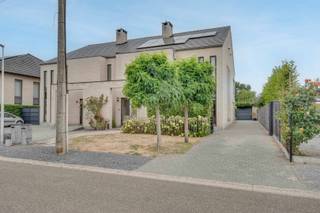 Bent u op zoek naar een ruime, energiezuinige gezinswoning op een rustige toplocatie? Dan is deze prachtige woning, gelegen aan de Proosterbosstraat 3 in Maasmechelen, absoluut een bezoek waard.<br /><br />De woning bevindt zich in een aangename, groene en kindvriendelijke woonwijk, op een uitstekende ligging nabij scholen, winkels, openbaar vervoer en belangrijke invalswegen. Hier geniet u dagelijks van de rust van een residentiële omgeving, terwijl alle voorzieningen zich op korte afstand bevinden.<br />Met een perceeloppervlakte van maar liefst 609 m² en een bewoonbare oppervlakte van 245 m² biedt deze woning een uitzonderlijk gevoel van ruimte, zowel binnen als buiten.<br /><br /><strong>Indeling</strong><br />Bij het betreden van de woning wordt u verwelkomd in een zeer ruime inkomhal met een gastentoilet. Van hieruit bereikt u de lichtrijke leefruimte, bestaande uit een eetkamer en een gezellige zithoek die desgewenst afzonderlijk kan worden afgesloten. Dankzij de grote raampartijen geniet u van een aangename lichtinval en een prachtig zicht op de tuin.<br /><br />Aansluitend bevindt zich de open, volledig uitgeruste keuken met kwalitatieve toestellen, waaronder een vaatwasser, oven, stoomoven, koelkast en inductiekookplaat. Naast de keuken vindt u een praktische berging met aansluitingen voor wasmachine en droogkast. Tevens zijn hier de technische installaties ondergebracht, waaronder de omvormer van de zonnepanelen, de thuisbatterijen en de overige technieken van de woning.<br /><br />Op de eerste verdieping bevinden zich vier slaapkamers, waarvan drie bijzonder ruime kamers. De vierde kamer wordt momenteel ingericht als bureau/dressing, maar kan eveneens perfect dienstdoen als kinderkamer of hobbyruimte.<br /><br />De badkamer is uitgerust met een inloopdouche, een ligbad, een dubbele wastafel en een tweede toilet.<br />Via een vlizotrap bereikt u de bijzonder ruime zolderverdieping. Mits het plaatsen van een vaste trap kan deze ruimte eenvoudig worden ingericht als extra slaapkamer(s), speelkamer, bureau of hobbyruimte.<br /><br /><strong>Buitenleven</strong><br />Ook buiten heeft deze woning heel wat te bieden. Vanuit de keuken heeft u toegang tot een gezellig overdekt terras waar u het hele jaar door kunt genieten. Daarnaast beschikt één van de slaapkamers op de eerste verdieping over een eigen terras.<br /><br />De volledig omheinde tuin is een echte groene oase en biedt optimale privacy. Dankzij het automatische sproeisysteem blijft het gazon het hele jaar door mooi onderhouden.<br />Absolute blikvanger is het verwarmde zwembad van 5 x 3 meter, uitgerust met een warmtepomp, automatisch pH- en chloordoseersysteem en een filtersysteem. Achter het zwembad bevindt zich bovendien een sfeervol poolhouse, ideaal om tijdens de zomermaanden heerlijk te ontspannen of gasten te ontvangen.<br />Verder beschikt de woning over een ruime garage met elektrische sectionaalpoort en voldoende parkeergelegenheid.<br /><br /><strong>Troeven</strong>
<ul>
<li>Rustige en residentiële ligging in een groene buurt</li>
<li>Nabij scholen, winkels, openbaar vervoer en invalswegen</li>
<li>Perceel van 609 m²</li>
<li>Airco's (verwarmen/verkoelen)</li>
<li>Bewoonbare oppervlakte van 245 m²</li>
<li>4 slaapkamers</li>
<li>Mogelijkheid tot extra kamers op de zolder</li>
<li>Volledig uitgeruste keuken</li>
<li>Zonnepanelen en thuisbatterijen</li>
<li>Verwarmd zwembad met automatische waterbehandeling</li>
<li>Poolhouse</li>
<li>Sproeisysteem</li>
<li>Overdekt terras én terras op de verdieping</li>
<li>Volledig omheinde tuin met sproei-installatie</li>
<li>Ruime garage met elektrische poort<br /> </li>
</ul>
Deze instapklare woning combineert ruimte, comfort, energiezuinigheid en een uitstekende ligging. De ideale thuis voor gezinnen die op zoek zijn naar kwalitatief wonen in een rustige omgeving met alle voorzieningen binnen handbereik.<br /><br /><strong>Spreekt deze prachtige woning jou aan, aarzel dan zeker niet voor een bezichtiging in te plannen:<br />Tel.: 0032 (0) 485 97 49 28<br />E-mail: info@co-realestate.be</strong>