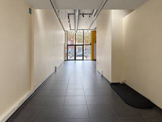 <p>Deze instapklare commerciële ruimte van ca 114 m² bevindt zich op een werkelijke toplocatie op het Eilandje.<span> <br /><br />De ruimte is gelegen in de Londenstraat vlakbij het MAS en de jachthaven, waar reeds vele hoogstaande handelszaken, kantoren en vrije beroepen gevestigd zijn. Een uitermate gunstige locatie waar visibiliteit en passage gegarandeerd zijn. Deze ligging geniet bovendien van een zeer vlotte bereikbaarheid met tal van invalswegen vlakbij.</span><br /><br /><span>Met haar uiterst moderne architectuur is het gebouw een eyecatcher in het straatbeeld. De voorgevel is volledig opgetrokken in glas waardoor een optimale visibiliteit wordt gecreëerd. Bovendien zorgen de hoge plafonds voor een extra ruimtegevoel en aangename lichtinval.<br /></span><br />Via de trap <span>bereikt u een bovengelegen ruimte van ca 20 m². Hier is sanitair voorzien. </span></p>
<p>Uiterst polyvalent, o.a. ideaal als ontbijt-en lunchbar.<br /><br />Onmiddellijk beschikbaar.</p>