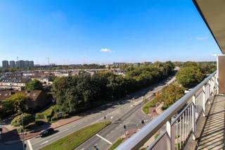 Ruim app met 2 slpks Op de zevende verdieping van een grootschalig appartementsgebouw vinden we dit appartement met mooi uitzicht terug. ZEVENDE...