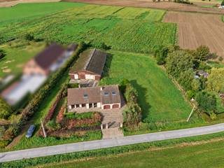Dichtbij het centrum van Assenede bevindt zich deze ruime open bebouwing met ruime stal. De weidse zichten over de achterliggende velden zorgen voor een bijzonder gevoel van ruimte en rust. Hier geniet u van een landelijke omgeving, terwijl winkels, scholen en andere dagelijkse voorzieningen in de omliggende centra vlot bereikbaar blijven.<br /><br />In de ruime leefruimte met haard geniet van veel lichtinval en zicht op het omliggende groen. De keuken met eetplaats beschikt over karaktervolle houten plafondbalken die ook in een moderne inrichting perfect tot hun recht kunnen komen. Verder treffen we op het gelijkvloers 2 slaapkamers, een badkamer en een ruime garage met 2 poorten aan. <br /><br />Boven bevindt zich momenteel 1 slaapkamer. De grote zolderruimte vormt een belangrijke extra troef en biedt mogelijkheden voor bijkomende slaapkamers, een bureau of hobbyruimte, mits verdere inrichting. Zo biedt de woning de mogelijkheid om in totaal vijf slaapkamers te realiseren.<br /><br />Door het gunstige EPC-label D geeft u ook geen verplichting tot energetische renovatie, bovendien is de woning asbestveilig! Tenslotte is er in de woning reeds vloerverwarming aanwezig. <br /><br />Deze woning heeft alle ruimte om jouw woonideeën waar te maken. De open zichten geven je alvast dat heerlijke gevoel van ruimte en vrijheid.<br /><br />Meer info of een bezoek? Contacteer WIJS Vastgoed op 09 395 80 10 of mail naar hallo@wijsvastgoed.be !