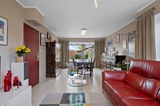 Bent u op zoek naar een ruime gezinswoning in een rustige wijk te Sint-Michiels? Zoek dan niet verder! <br /><br />In de Jan Garemijnstraat te Sint Michiels vinden we deze verrassend ruime en solide woning met een bewoonbare oppervlakte van maar liefst 172 m².<br /><br />Op het gelijkvloers vinden we de inkomhal die toegang geeft tot de lichtrijke leefruimte. De grote ramen zorgen voor een aangename lichtinval en verbinding met de tuin. Aansluitend bevindt zich de keuken die doorgang geeft naar het apart toilet en de inpandige garage.<br /><br />Op de eerste verdieping bevinden zich vier mooie slaapkamers. De badkamer is uitgerust met een inloopdouche en een tweede toilet. Extra opbergruimte vind je op de zolderverdieping.<br /><br />De tuin is een absolute troef: verrassend ruim, verzorgd aangelegd en voorzien van een groot terras. Via de zijkant van de woning is er bovendien een extra toegang tot de tuin. <br /><br />Troeven: <br />- Gunstig EPC-label C! <br />- Inpandige garage<br />- Uitstekende ligging, rustig doch vlakbij belangrijke invalswegen<br /><br />Sted. inlichtingen in aanvraag.<br /><br />Deze prijs is een richtprijs, elk bod boven of onder deze prijs wordt voorgesteld aan de eigenaar <br /><br />Interesse in deze woning? <br />Contacteer Fleur via 0477 82 85 42 of fleur.beernaert@acasa.immo