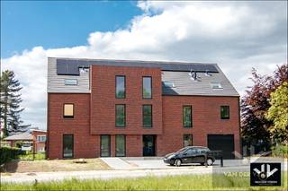 Ruim gelijkvloers nieuwbouwappartement met 4 slaapkamers en 2 badkamers, ruim terras en een mooie tuin op een goed bereikbare locatie! 1 slaapkamer...