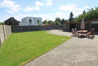 Zoek je een volledig gerenoveerde instapklare woning met heel veel ruimte, 6 slaapkamers en vele mogelijkheden? Wil je daarenboven graag een grote tuin en zit je graag overal vlakbij? Hier is het allemaal aanwezig. Je kan deze woning perfect gelijkvloers bewonen: door de aanwezigheid van een badkamer en 2 slaapkamers (of slaapkamer en dressing), is dit perfect mogelijk. Op de verdieping kan je het invullen zoals je zelf wil: een 'eigen' ruimte voor de kinderen, kleinkinderen, logés (ja, want die hebben dan hun eigen badkamer), voor je hobby's.... Een huis dat ook veel privacy biedt aan zijn bewoners. Het mooie zuidgerichte perceel van 462 m² met de ZIJ-INGANG is eveneens een grote troef. Zeer gunstige ligging: vlakbij de invalswegen, vlakbij school (150 meter!), winkels (Bioplanet, Colruyt, Delhaize..),met super vlotte verbinding naar Nederland (Tilburg, Breda). Nuttig: 5 WC's aanwezig, 2 regenwaterputten van 10.000 liter (toiletten, wasmachine en buitenkranen), 19 Zonnepanelen: 7.980 Wp. Elektriciteit conform. Aardgas in de straat. Niet gelegen in een overstromingsgebied. P- en G-score A. Geen erfgoed. Kom snel kijken naar het potentieel van deze woning!