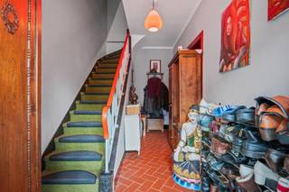 Op zoek naar een centraal gelegen woning met garage en een praktische tuin? Deze woning combineert een praktische indeling met een interessante ligging nabij winkels, scholen, openbaar vervoer en belangrijke verbindingswegen.<br /><br />Bij het betreden van de woning kom je terecht in de inkomhal, die toegang geeft tot de leefruimte, keuken, bergplaatsen, apart toilet en inpandige garage. De woning biedt heel wat functionele ruimte, ideaal voor wie op zoek is naar comfort en opbergruimte. Op de eerste verdieping bevinden zich een nachthal, badkamer met toilet, douche, ligbad en lavabo, twee ruime slaapkamers en extra bergruimten. Dankzij de vaste trap naar de zolderverdieping kan deze perfect gebruikt worden als derde slaapkamer, hobbyruimte, bureau of polyvalente kamer. Achteraan geniet je van een praktische zuidoost gerichte tuin. De woning is gelegen op een perceel van +/- 2a (opmetingsplan in afwerking).<br /><br />De ligging is een absolute troef. Zowel de oprit van de E40 als het station bevinden zich op slechts 1,2 km. Bushaltes, winkels en scholen liggen op wandelafstand, op ongeveer 300 meter. Hierdoor is deze woning bijzonder interessant voor wie centraal wil wonen met alle voorzieningen dichtbij.<br /><br />De woning beschikt over dubbele beglazing, centrale verwarming en 8 cm dakisolatie. Het EPC bedraagt 330 kWh/m², goed voor label D, waardoor er geen renovatieplicht van toepassing is. P-score: A – G-score: A. De woning is momenteel verhuurd. Voor meer informatie of bezichtiging: 054 23 53 83 of info@localsvastgoed.be