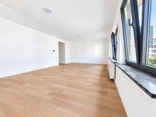 <strong>Nieuw volledig gerenoveerd 2 slaapkamer appartement ca. 114m² in de gegeerde tentoonstellingswijk vlakbij het groene Mastvest, openbaar vervoer, winkels, scholen, park, belangrijke in-en uitvalswegen. Er is een gemeenschappelijke tuin.</strong><br /><br /><span><strong>INDELING;</strong></span><br /><br /><span>U betreedt het gezellige appartement via de INKOMHAL ca. 1,75m </span><span>x 6m met mogelijkheid tot vestiaire.<br /><br /></span><span>De ruime en lichte LEEFRUIMTE ca. 7,7m x 4,8m gelegen op parket staat in verbinding met de volledig gerenoveerde KEUKEN ca.2,61m x 2,,56m die voorzien is van een vaatwasser, </span><span>anderhalve spoelbak, elektrisch vuur, dampkap en voldoende opbergkasten.</span><br /><br /><span>Via de NACHTHAL krijgt u toegang tot de slaapkamers en badkamer;</span><br /><br /><span>De MASTERBEDROOM ca. 3,8m x 4,6m gelegen op parket.</span><br /><br /><span>SLAAPKAMER 2 ca. 3,7m x 3,8m is eveneens gelegen op parket.<br /><br /></span>Hobbykamer: 2,7m x 2m op parket<br /><br /><span>De gerenoveerde BADKAMER ca. </span><span>2,1m x 3m is voorzien van een dubbele lavabo in een meubel, een toilet en een regendouche.<br /><br /></span><span>Achteraan het gebouw is er een tuin aanwezig waar de bewoners van het gebouw kunnen genieten van de zon!<br /><br />Privatieve KELDER inclusief.<br /></span><br /><strong>BIJZONDERHEDEN;</strong><br /><span>* Zeer licht en instapklaar gerenoveerd appartement<br />* Heel het appartement is gelegen op vernieuwd eiken parket</span><br /><span>* Goed onderhouden gebouw</span><br /><span>* Elektriciteit conform, dubbele beglazing</span><br /><span>* Kelder inclusief<br />* €77/maand (onderhoud van de lift, elektra gemeenschappelijke delen en beheer)<br />* Extra: kleine kamer dat kan dienen als dressing, hobbykamer of berging<br />* Mogelijkheid om het huren van een parking in het gebouw aan €100 + €5 algemene kosten per maand</span>