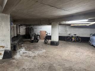 <p><span>Car parking space in underground parking garage close to city center and train station of Mechelen.</span></p><p><span>The parking is closed and therefore not accessible to third parties.</span></p><p><span>Height of the entrance is about 1.65 meters.</span></p><p><span>The car park is in a prime location near the city center of Mechelen, 1 min walk from the station.</span></p><p><span> </span></p>