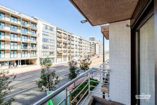 Gezellig instapklaar 2 slaapkamer appartement + slaaphoek op 50m van zee en 150m van zeilclub Sycod.<br /><br />Vlak bij winkels en brasserie Goed gevoel, gezellig terras, mooi lichtinval, geïnstalleerde keuken en badkamer. <br /><br />Ideaal als investering met 6 à 8 slaapplaatsen. Mogelijkheid tot aankopen van een ruime parkeerplaats (40.000 euro) in het gebouw.