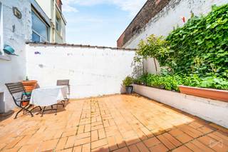 For more information and viewings: 02 315 77 22 - maxime.l@weinvest.be<br />We Invest is pleased to present this spacious and bright 265 m² single-family home (gross floor area, PEB), ideally located in Anderlecht. Nestled in a vibrant neighborhood with excellent public transportation links (metro, bus, tram, and train station just steps away), it offers an excellent quality of life in close proximity to schools (Institut Notre-Dame), shops, and restaurants. Ideal for a large family or a long-term investment.<br />The property is spread over several levels:<br />Ground floor: Two bright living rooms, a dining room, and access to the outdoors.<br />Lower level: Living room with a fully equipped open kitchen leading to the courtyard, shower room, toilet, utility room, and storage area.<br />1st floor: 2 beautiful bedrooms (one with an east-facing balcony), bathroom, and separate toilet.<br />2nd floor: 2 bright bedrooms.<br />3rd attic floor: 2 comfortable bedrooms in the attic.<br />Technical specifications: <br />- Good overall condition<br />- PVC double-glazed windows<br />- Energy Performance Certificate (EPC): Class F 338 kWh/(m²/year)<br />Electrical system needs to be brought up to code<br />Contact us to schedule a viewing! Find all our exclusive listings at WWW.WEINVEST.BE.
