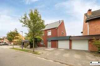 Energiezuinige, instapklare woning met 3à4 slaapkamers in het centrum van Wuustwezel! Bij binnenkomst komt u in een lichtrijke inkomhal met...