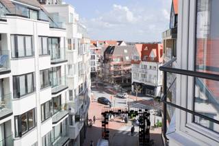 Volledig gerenoveerd appartement afgewerkt met kwalitatieve materialen en een mooi zijdelings zeezicht gelegen in het Zoute. Indeling: Inkom...