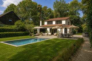 <p><strong>Stijlvolle villa waar mediterrane charme en hedendaags buitenleven harmonieus samenkomen op een toplocatie in Heide</strong></p>
<p>Deze <strong>ruime en sfeervolle gezinswoning</strong> is rustig gelegen in een gegeerde, residentiële buurt nabij het centrum van Heide. De woning werd de voorbije jaren grondig gemoderniseerd en combineert een warme, stijlvolle afwerking met een verrassend ruime indeling. Met <strong>4 slaapkamers, een multifunctionele ruimte, 2 badkamers, royale leefkeuken en prachtig aangelegde tuin met verwarmd zwembad</strong> biedt deze woning uitzonderlijk veel wooncomfort.</p>
<p><strong>Gelijkvloerse verdieping<br /></strong>- Inkomhal met <strong>ingemaakte vestiaire<br /></strong>- Sfeervolle leefruimte met <strong>parketvloer, gashaard en maatwerk<br /></strong>- Royale <strong>leefkeuken</strong> met veel kastruimte, kookeiland en uitgebreide toestellen waaronder gasfornuis, stoom-/microgolfoven, koelkast, wijnkoeler en 2 vaatwassers<br />- Gezellige eetkamer met <strong>rechtstreekse toegang tot het terras<br /></strong>- Stijlvolle gietijzeren deuren verbinden de verschillende leefruimtes<br />- Apart gastentoilet<br />- Praktische <strong>wasplaats/bijkeuken</strong> met weggewerkte wasapparatuur en spoelbak<br />-<strong> Masterbedroom met dressing </strong>met visgraad parket en zicht op de achtertuin<br />- Aansluitende multifunctionele kamer met visgraatparket, ideaal als <strong>extra slaapkamer, bureau, speel- of hobbyruimte<br /></strong>- Badkamer met ligbad, lavabo, toilet, sierradiator en natuurlijk daglicht</p>
<p><strong>Eerste verdieping<br /></strong>- Lichtrijke traphal met dakraam<br />-<strong> 3 slaapkamers</strong>, waarvan 2 voorzien van ingemaakte kasten<br />- Open nokconstructie zorgt voor een <strong>ruimtelijk en luchtig gevoel</strong><br />- Recent vernieuwde badkamer met <strong>regendouche, badkamermeubel, ingemaakte kasten en sierradiator</strong></p>
<p><strong>Tuin en buitenruimte<br /></strong>- Toegang via een <strong>elektrische poort</strong> met afzonderlijk poortje<br />- Ruime oprit voor <strong>4 wagens</strong> en carport voor 2 wagens<br />- Fraai aangelegde tuin met <strong>verwarmd zoetwaterzwembad<br /></strong>- <strong>Tuinverlichting<br /></strong>- Zwembad met warmtepomp <br />- Groot terras met volop ruimte voor <strong>eet- en loungehoeken<br /></strong>- Grote, volledig omheinde achtertuin met een groene en kindvriendelijke inrichting<br />- Praktisch tuinhuis en technische berging<br />- Voorzieningen voor een <strong>buitendouche</strong> aanwezig</p>
<p><strong>Bijzonderheden<br /></strong>- <strong>Toplocatie in Heide<br /></strong>- <strong>4 slaapkamers + multifunctionele ruimte<br /></strong>- <strong>Leven op het gelijkvloers mogelijk<br /></strong>- 2 badkamers<br />- Stijlvolle afwerking met <strong>parket, visgraatparket, maatwerk en gietijzeren deuren<br /></strong>- <strong>Verwarmd zwembad<br /></strong>- Carport voor 2 wagens en ruime oprit<br />- Volledig omheind perceel met elektrische toegangspoort<br />- Dak bijkomend geïsoleerd<br />- Houten ramen met dubbele beglazing<br />- Verwarming op aardgas en vernieuwde radiatoren<br />- Regenwaterput van <strong>5.000 liter<br /></strong>- Alarm aanwezig</p>
<p><strong>Ligging</strong><br />Gelegen in de <strong>Eikenlaan in Heide</strong>, in een rustige, residentiële en kindvriendelijke omgeving. Het centrum van Heide met winkels, scholen, horeca en het station bevindt zich vlakbij. Ook de <strong>Kalmthoutse Heide</strong> en talrijke wandel- en fietsroutes zijn vlot bereikbaar.</p>
<p><strong>Een bijzonder complete gezinswoning waar ruimte, sfeer en buitenleven samenkomen, met een prachtige tuin en zwembad op een gegeerde locatie in Heide.<br /></strong></p>
<p>Bewoonbare opp. 232 m² ref.: bruto vloeropp. EPC-certificaat.</p>
<p><strong> </strong></p>