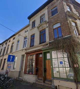 <strong>--- NIEUW --- Starterswoning nabij het centrum van Gent!</strong><br /><br /><strong>👉 BEZOEKMOMENT MAANDAG 29/06!  kan de online kalender voor het bezoekmoment en de vastgoedvideo terugvinden via onze eigen website www.vastgoedspruyt.be.</strong><br /><br />Op zoek naar een starterswoning op wandelafstand van het historiche centrum van Gent? Deze charmante woning (74m²) combineert een praktische indeling met veel natuurlijk licht en een uitstekende ligging! <br /><br /><strong>Troeven:</strong><br />- Lichtrijke ruimtes door de grote glaspartijen.<br />- Zeer goede, centrale ligging.<br />- Mogelijkheid voor 2 slaapkamers.<br />- Volledig uitgeruste keuken met oven, kookvuur, vaatwas,...<br />- Douchekamer.<br />- Apart gastentoilet.<br />- Wasmachine reeds aanwezig.<br />- Kelder als bergruimte.<br />- Individuele tellers.<br /><br /><strong>Locatie &amp; omgeving:</strong><br />- Op wandelafstand van het centrum.<br />- Winkels, apotheek, bank en horeca vlakbij.<br />- Rustige en vlot bereikbare ligging.<br /><br /><strong>Beschikbaar vanaf: 01/07/2026.<br />EPC: 209 kWh/m² (C-label).<br />Huurprijs: €900/maand (geen bijkomende algemene kosten).</strong><br /><br /> 