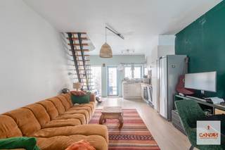 Deze i<strong>nstapklare woning</strong> beschikt over <strong>drie slaapkamers</strong> en ligt op fietsafstand van het Gentse stadcentrum (1,8km).<br /><br />Op het gelijkvloers komt u via de inkomhal binnen in de <strong>lichtrijke woonkamer</strong> met aansluitend de <strong>open keuken</strong>. Vanuit de leefruimte heeft u toegang tot de aangename,<strong> </strong>lagergelegen <strong>stadstuin</strong> met ruime berging/kelder.  <br /><br />Op de eerste verdieping bevinden zich een gerenoveerde badkamer, een apart washok en een eerste ruime slaapkamer. De bovenste verdieping telt nog twee slaapkamers waarvan één zeer ruime kamer met mezzanine.<br /><br />Verder wordt de woning gekenmerkt door haar ruimtegevoel, aangename lichtinval, centrale ligging, een <strong>conforme elektrische installatie</strong> en een <strong>asbestveilig </strong>attest. <br /><br />Interesse in deze goedgelegen, gezellige en instapklare woning? Contacteer <strong>Gijs </strong>voor het vastleggen van uw afspraak via <strong>gijs@convas.be</strong> of <strong>0492 84 48 24 </strong>(telefonisch of via Whatsapp).