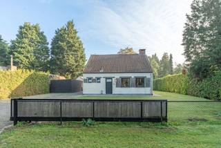 <p>Aan Klein Goorbleek 3 in Poppel vindt u deze sfeervolle recreatieve woning, rustig gelegen in de groene omgeving van Leiheide. De woning staat op een ruim perceel van maar liefst 1.044 m², waardoor er rondom volop ruimte is om te genieten van het buitenleven en de rust. Een fijne plek voor liefhebbers van natuur en ruimte.</p>
<p>De woonkamer verwelkomt u met een gezellige houtkachel, die op koude dagen zorgt voor een warme en huiselijke sfeer. De wenteltrap springt meteen in het oog en geeft het interieur een unieke uitstraling. De houten deuren doorheen de woning zorgen voor een landelijke sfeer en geven het geheel extra charme.</p>
<p>De moderne keuken is volledig uitgerust en biedt alles wat u nodig heeft om culinair aan de slag te gaan. Vanuit de keuken geeft een schuifdeur rechtstreeks toegang tot de tuin, ideaal om tijdens de zomermaanden binnen en buiten naadloos met elkaar te verbinden en optimaal te genieten van het buitenleven.</p>
<p>Gelijkvloers is er tevens een ruime slaapkamer voorzien, wat deze woning extra geschikt maakt voor wie liever niet (of niet altijd) de trap neemt. Dit maakt de woning bijvoorbeeld interessant voor wie ook op latere leeftijd comfortabel en praktisch wil wonen.</p>
<p>Daarnaast beschikt het gelijkvloers over een extra ruimte die naar wens kan worden ingericht als praktische berging of als extra slaapkamer.</p>
<p>Op de verdieping bevinden zich drie comfortabele slaapkamers, stuk voor stuk voorzien van aangename lichtinval en voldoende ruimte. Afhankelijk van uw wensen kunnen deze kamers ingericht worden als slaapvertrek, thuiswerkplek of logeerkamer. Hierdoor is er voldoende flexibiliteit voor verschillende woon- en gezinssituaties, of het nu gaat om een gezin met kinderen, thuiswerkers of mensen die graag logés ontvangen.</p>
<p>De ruime badkamer biedt alle comfort met een douche, ligbad en wastafel. Daarnaast is er een apart toilet aanwezig, wat extra privacy en gemak biedt.</p>
<p>Buiten geniet u van gezellige avonden aan de buitenbar, welke wordt verwarmd door een houtkachel. Ideaal om ook bij koelere temperaturen nog buiten te kunnen vertoeven.</p>
<p>Voor de dierenliefhebbers is er een kippenren aanwezig. Daarnaast zijn er verschillende (hout)hokken en bergingen aanwezig, ideaal voor het opbergen van tuingereedschap, brandhout, fietsen en andere spullen. Zo beschikt u buiten over heel wat praktische bergruimte en blijft alles netjes en overzichtelijk opgeborgen.</p>
<p><strong>Wie houdt van ruimte, groen en een rustige omgeving, vindt hier een plek met alle ingrediënten om er echt thuis te komen.</strong></p>
<p>Deze recreatieve woning combineert de charme van het buitenleven met het comfort van een goed ingerichte, functionele woning. Een zeldzame vondst in deze groene omgeving.</p>
<p>Wilt u het graag zelf ontdekken? Neem dan gerust contact met ons op voor meer informatie of het inplannen van een bezichtiging!</p>