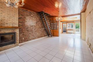 <strong>Deze woning biedt een unieke kans voor wie op zoek is naar ruimte en een kindvriendelijke omgeving, vlakbij het bruisende stadscentrum!</strong><br /><strong>Met een uitstekende Mobiscore van 9,3/10 geniet u hier van een ideale combinatie van bereikbaarheid en natuur.</strong><br /><br /><strong>LIGGING</strong><br /><br />Deze woning bevindt zich in een levendige en jonge buurt, nabij het centrum van Gent.<br />De tuin grenst aan het park De Meubelfabriek, een heerlijke plek om te vertoeven.<br />Ook het Acaciapark en Boerderijpark liggen op wandelafstand, terwijl het natuurreservaat Bourgoyen-Ossemeersen vlot bereikbaar is met de fiets.<br />Scholen, winkels, openbaar vervoer en de R4 bevinden zich in de directe omgeving.<br />Gezellige hotspots zoals Café Congé en Woest bevinden zich eveneens in de buurt.<br /><br /><strong>BESCHRIJVING</strong><br /><br />Binnenin verwelkomt de woning u met een inkomhal die leidt naar een ruime woonkamer met open keuken.<br />Vanuit de keuken heeft u toegang tot het terras en de zonnige tuin, waar u in alle rust kan genieten van quality time met familie en vrienden.<br />Dankzij de gunstige oriëntatie baadt ook de woning in natuurlijk licht.<br />Een bergruimte en een bijgebouw zorgen voor extra praktische mogelijkheden.<br />Op het gelijkvloers bevindt zich tevens de badkamer, uitgerust met een instapdouche, wastafel en toilet.<br /><br />De woning beschikt momenteel over 4 slaapkamers, verdeeld over 2 verdiepingen.<br />Dit maakt dat de woning uitermate geschikt is voor gezinnen of wie extra ruimte wenst voor een bureau of hobbykamer.<br /><br />Contacteer Kevin of Arthur: <strong>0476 66 55 50</strong> of <strong>0473 90 90 94</strong>