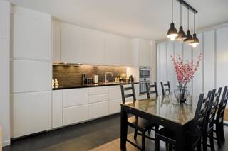 <p>strong&amp;gt;Tessenderlo: instapklare gezinswoning te koop met tuin en carport op topligging</p>

<p>Deze woning is rustig en residentieel gelegen nabij het centrum van Hulst, met een park op wandelafstand – ideaal voor kinderen en dieren. U geniet hier van een groene omgeving met alle voorzieningen vlakbij. Een perfecte combinatie van comfort, bereikbaarheid en levenskwaliteit.</p>

<p>Gebouwd in 2008, volledig instapklaar met een gunstig EPC-label B en conforme elektriciteit. Een verzorgde woning waar u zonder zorgen meteen kan intrekken.</p>

<p><strong>Indeling:</strong></p>

<ul><li><strong>Gelijkvloers:</strong> inkomhal, apart toilet, berging en lichtrijke woonkamer met open keuken</li><li><strong>Verdieping +1:</strong> nachthal, drie slaapkamers en badkamer met ligbad</li><li><strong>Buiten:</strong> terras met omheinde tuin (perfect voor viervoeters) en carport</li></ul>

<p><strong>Troeven:</strong></p>

<ul><li>Rustige, residentiële ligging nabij park</li><li>EPC-label B en conforme elektriciteit</li><li>Instapklaar en ideaal als gezinswoning</li><li>Omheinde tuin en praktische carport</li></ul>

<p><strong>Voorzieningen in de nabij omgeving:</strong></p>

<ul><li>3 openbare laadstation met telkens 2 palen op wandelafstand</li><li>Cashpoint in aanbouw</li><li>Scouts, chiro</li><li>School op 200 meter van de woning</li></ul>

<p>Interesse? Plan vandaag nog uw bezoek en ontdek deze topper in Tessenderlo.</p>

<p> </p>

<p><strong>JOUW DROOMWONING. ZO GEVONDEN!</strong></p>