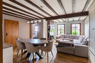 <p>Wonen in een rustige, residentiële wijk in Weerde? Dat kan! Deze goed onderhouden 3-gevelwoning, gelegen op een perceel van 380m², is op zoek naar een nieuwe eigenaar. De woning werd gebouwd in 1986 en werd steeds met de nodige zorg onderhouden.</p>
<p>Via de inkomhal, met toegang tot een apart toilet, betreed je de woning. Van hieruit kom je in de gezellige leefruimte en de geïnstalleerde keuken. Aansluitend aan de leefruimte bevindt zich een bureau of slaapkamer op het gelijkvloers van ca. 10 m². Aan de achterzijde van de woning vind je een veranda, ideaal om tijdens het tussenseizoen aangenaam te vertoeven.</p>
<p>Op de eerste verdieping bevinden zich drie ruime slaapkamers, een extra bergruimte en een recent gerenoveerde badkamer uitgerust met een ligbad, douche, dubbele lavabo en toilet. Daarnaast is er een bergzolder van ca. 20 m² aanwezig.</p>
<p>Verder beschikt de woning over een inpandige garage en een aangename tuin met overdekt terras en tuinhuis.</p>
<p>De woning is momenteel verhuurd en beschikbaar mits inachtneming van de lopende huurovereenkomst.</p>
<p>Ben je benieuwd en wens je graag een bezoek? Contacteer ons via 015 68 26 08 of info@imperiavastgoed.be</p>