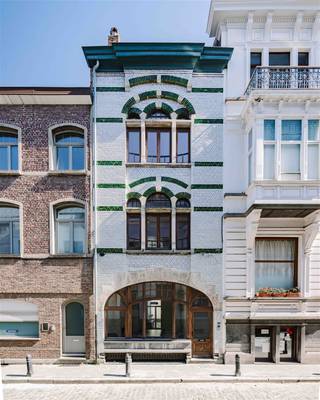 <p><span>GENT - Volledig gerenoveerde burgerwoning met ruim terras en zicht op het Gravensteen</span></p><p><span> </span></p><p><span>In het charmante Prinsenhof, op een topligging in het historische hart van Gent, bevindt zich deze volledig gerenoveerde burgerwoning met drie slaapkamers. <br />Een zeldzame combinatie van karakter, comfort en locatie. Ideaal voor wie stijlvol wil wonen in de stad. </span></p><p><span> </span></p><p><span>De belangrijkste troeven: </span></p><ul><li><span>Volledig en smaakvol gerenoveerd</span></li><li><span>Ruim terras aan de keuken</span></li><li><span>Lichtrijke leefruimte met kachel</span></li><li><span>Adembenemend zicht op het Gravensteen</span></li><li><span>Ruime wijnkelder met voorzieningen voor wasmachine en droogkast</span></li></ul><p><span> </span></p><p><span>Zo ziet het gelijkvloers eruit: </span></p><p><span>We betreden de woning via een ruime inkomhal met gastentoilet. De eetruimte sluit mooi aan op de keuken, die directe toegang biedt tot het grote terras. </span></p><p><span> </span></p><p><span>Zo zien de verdiepingen eruit: </span></p><p><span>Op de eerste verdieping bevindt zich de lichtrijke leefruimte met gezellige kachel. De tweede verdieping biedt plaats aan een ruime slaapkamer en een badkamer met ligbad/douche, lavabo, wc en ingebouwde kastenwand. Op het bovenste verdiep bevindt zich de master bedroom met aparte douche en toilet, en een schitterend uitzicht op het historische Gravensteen. </span></p><p><span> </span></p><p><span>Richtprijs: 1.050.000,00 euro</span></p><p><span>EPC: B</span></p><p><span> </span></p><p><span>Een instapklare stadswoning met blijvende waarde op een unieke locatie. </span></p><p><span> </span></p><p><span>Contacteer Axel Lenaerts Makelaars voor een bezoek ter plaatse.</span></p>