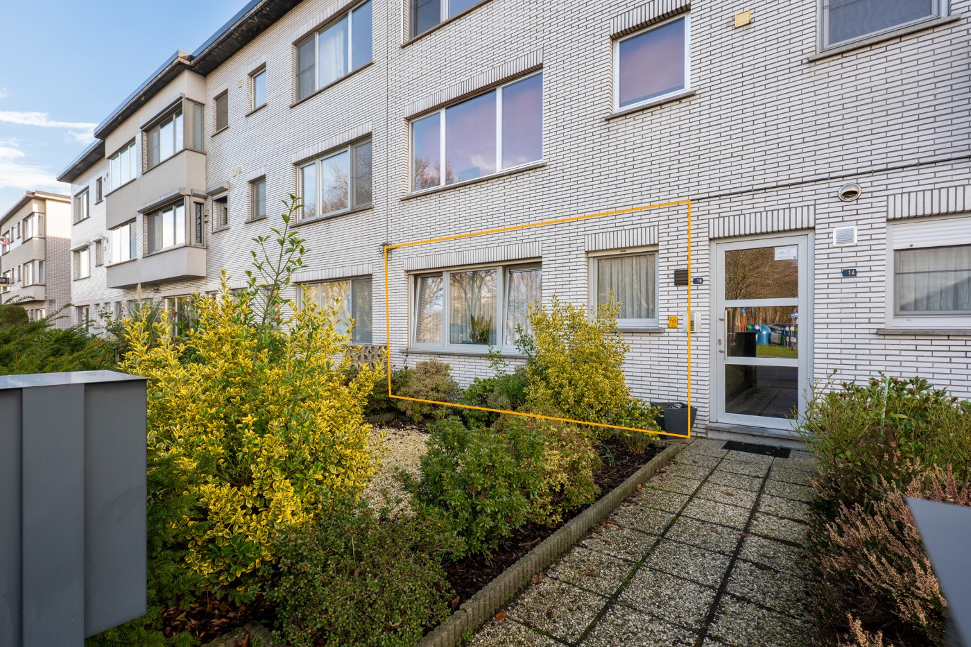 Gelijkvloers appartement met 2 slpk., veranda, verhard tuintje en garage - foto 1