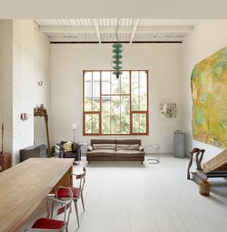 Cette maison d'artiste pleine de caractère, située dans une charmante maison de maître, offre de nombreuses possibilités à ceux qui...