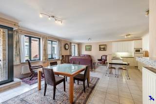 Welkom in Zele!<br /><br />Bent u op zoek naar een instapklaar appartement met een ruim zonneterras op een centrale locatie? Zoek niet verder! <br /><br />Gelegen in het centrum, op wandelafstand van winkels, scholen, openbaar vervoer én het marktplein, geniet u hier van alle dagelijkse voorzieningen binnen handbereik. <br /><br />Het appartement beschikt over een inkomhal met gastentoilet en vestiaireruimte. Aansluitend de opvallend ruime en lichtrijke leefruimte met open keuken en berging. De badkamer is uitgerust met een ligbad en wastafel.<br /><br />Verder heeft het appartement twee volwaardige slaapkamers, die beide rechtstreeks toegang bieden tot het zuidoost-georiënteerd terras van maar liefst 50 m².<br /><br />Interesse? Contacteer ons kantoor via info@hiro.be of 03 230 00 14 voor meer informatie of een bezoek ter plaatse.