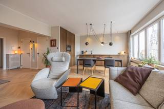 <ul>
	<li>Dit ruim twee slaapkamer appartement is gelegen langs het <strong>Petrus-en-Paulusplein</strong> te Oostende, een <strong>centrale ligging</strong> vlakbij winkelstraten, station, Visserskaai, ...</li>
	<li>Het appartement geniet vanop de <strong>4<sup>e</sup> verdieping</strong> van een <strong>open zicht</strong> op onder andere de prachtige Sint-Petrus-en-Pauluskerk.</li>
	<li>In 2023 is het appartement <strong>grondig gerenoveerd</strong> met kwalitatieve materialen en met oog voor detail.</li>
	<li>Zijn onder andere aanwezig: massieve <strong>visgraat parket</strong>, japans toilet, riante inloopdouche, zonnescreens, ...</li>
	<li>Doorheen het volledig appartement zijn <strong>maatwerk kasten</strong> voorzien die zorgen voor zeer veel <strong>opbergruimte</strong>.</li>
	<li>De maatwerk keuken is voorzien van een prachtig <strong>travertin werkblad</strong>, combi-oven, inductie-kookplaat met inbouw dampkap, frigo, diepvries en vaatwas.</li>
	<li>De indeling is als volgt: inkom, leefruimte met open keuken, <strong>twee slaapkamers</strong>, ruime badkamer, toilet en terras achteraan.</li>
	<li>Bijkomende kenmerken: <strong>gunstige EPC score</strong>, conforme elektrische keuring en asbestvrij attest.</li>
	<li>Het appartement leent zich goed voor zowel vaste bewoning als tweede verblijf.</li>
</ul>