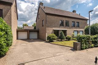 Eengezinswoning in <strong>kindvriendelijke</strong> omgeving met <strong>4 slaapkamers</strong> en ruime garage op een <strong>perceel van ca. 318 m²</strong>!<br /><br /><strong><span>INDELING</span></strong><br /><br /><strong>Gelijkvloers:<br /></strong><br />- Inkomhal met vestiaire en toilet<br />- Woon- eetkamer <br />- Keuken<br />- Garage <br /><br /><strong>Eerste verdieping:<br /></strong><br />- 3 ruime slaapkamers <br />- Badkamer met toilet, ligbad en douche<br /><br /><strong>Tweede verdieping:</strong><br />- Zolderverdieping bereikbaar via vaste trap. <br />- Ruime voorzolder met opstelling voor was- en droogapparatuur<br />- 4e slaapkamer mogelijk<br /><br />Volledig omheinde tuin met terras. <br /><br />BIJZONDERHEDEN:<br />- Vlakbij de Nederlandse grens gelegen<br />- Scholen in directe omgeving