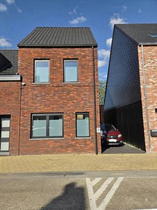 This home combines comfort and energy efficient living. Located in the center of Kapellen, within walking distance of shops, schools, public transport and the municipal park. <br /><br />The house was completely stripped and rebuilt in 2020 using all modern techniques. The result is a cozy home with an excellent EPC A score and a very high level of home comfort.<br /><br />When entering through the entrance hall with guest toilet, you have access to the spacious living space where large windows provide plenty of light and a view of the garden. Together with the open kitchen, the living space forms the heart of the home. The kitchen is fully equipped and has a large kitchen island where you can dine and entertain guests. Thanks to the direct connection to the terrace, you can enjoy a pleasant indoor-outdoor experience all year round. <br /><br />On the first floor, there are two spacious bedrooms and a bathroom with toilet, double sink and large walk-in shower. The second floor offers a third, master bedroom. <br /><br />The maintenance-friendly and fully enclosed garden has two terraces. At the back of the garden, there is another multipurpose room of no less than 45m². In addition, the house has a parking space for a car and a practical side entrance next to the house.<br /><br />This house has the following advantages:<br />- Energy efficient home with EPC label A<br />- Solar panels and home battery <br />- Rainwater recovery<br />- Floor heating with geothermal heat pump<br /><br />You can consult Dewaele DIY's general terms and conditions at any time via dewaele.com<br /><br />Register of measures: no