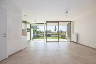 Découvrez ce tout nouvel appartement clé en main situé dans la élégante <strong>Résidence</strong> <strong>Odrada</strong>, idéalement situé sur l'avenue Westendelaan à Middelkerke. Grâce à son emplacement calme, à distance de marche de la plage, du nouveau casino, des commerces, des restaurants et des transports en commun, vous profiterez ici d'une combinaison parfaite de confort, de tranquillité et d'un environnement côtier dynamique.<br /><br />L'appartement est situé au <strong>rez-de-chaussée</strong> et offre une superficie habitable de <strong>82 m²</strong>. Le spacieux séjour lumineux avec de grandes fenêtres s'ouvre parfaitement sur la <strong>terrasse orientée au sud</strong> avec <strong>jardin privatif</strong>, où vous pourrez profiter de l'ensoleillement tout l'après-midi et le soir, offrant une agréable vue sur le jardin intérieur bien entretenu.<br /><br />La <strong>cuisine ouverte entièrement équipée</strong> est finie avec des matériaux de qualité et équipée de tous les appareils modernes. De plus, l'appartement dispose de <strong>deux</strong> <strong>chambres</strong>, d'une salle de bain élégante avec <strong>douche à l'italienne</strong> <strong>et</strong> <strong>double vasque</strong>, d'un toilette invité séparé et d'un espace de rangement pratique.<br /><br />Un confort supplémentaire a également été prévu : les résidents peuvent bénéficier d'un <strong>local à vélos commun</strong> et grâce à l'excellent <strong>étiquette EPC</strong> <strong>A</strong>, vous profiterez d'un logement économe en énergie et tourné vers l'avenir.<br /><br />Cet appartement n'est pas seulement une <strong>résidence principale idéale ou une résidence secondaire</strong> au bord de la mer, mais constitue également un <strong>investissement immobilier intéressant</strong>. La vente se fait sous le régime de la TVA à 21%, mais un <strong>taux de TVA réduit de 6%</strong> peut également être applicable, sous réserve de respecter les conditions légales.<br /><br /><u>L'achat d'une place de parking souterraine est obligatoire, le prix de vente est de 35 000,- euros hors frais !</u><br /><br /><strong>Atouts :</strong>
<ul>
	<li>Nouvelle construction</li>
	<li>Terrasse orientée au sud avec jardin</li>
	<li>EPC A</li>
	<li>Emplacement privilégié</li>
	<li>Taux de 6% possible</li>
</ul>
Vous recherchez un appartement neuf, économe en énergie et fini avec qualité, sur un emplacement de choix à la côte belge ? Contactez-nous dès aujourd'hui pour une visite et découvrez par vous-même tout ce que ce magnifique appartement a à offrir.