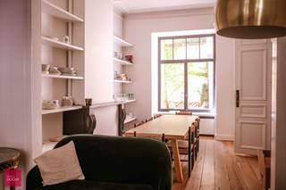 Inkomhal, living, eetkamer, keuken, gezellig terras beneden, 5 slaapkamers, 3 ingerichte badkamers, dakterras en kelder. Ruime parking voor de deur. Beschikbaar vanaf 01/10