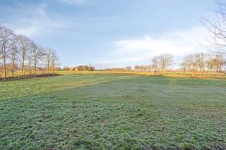Landelijk gelegen bevindt zich dit vrijstaand huis te Maldegem te koop, dat u naast een perceel van 14.953m², eindeloze en rustgevende,...