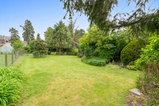 [[ DIT PAND NEEMT DEEL AAN DE ERA OPEN HUIZEN DAG OP 13/6 VAN 17:30 TOT 18:30 ]]
<p>Te koop: woning in de Warandestraat, Temse, op een toplocatie nabij water en openbaar vervoer.</p>

<p>Deze woning uit 1957 biedt enorm veel potentieel voor wie op zoek is naar een thuis met karakter en ruimte. De grote, prachtige tuin vormt een unieke troef voor liefhebbers van buitenleven. Gelegen op een toplocatie aan de rand van het water en in een rustige omgeving, combineert deze woning privacy met bereikbaarheid. Dankzij de ruime indeling en de verschillende functionele ruimtes kan je de woning naar eigen smaak moderniseren.</p>

<p>Belangrijkste ruimtes:<br />• Living (26 m²) met veel lichtinval<br />• Eetkamer (13 m²) aansluitend op de keuken<br />• Keuken (10 m²) volledig ingebouwd met ingemaakte kasten<br />• Veranda (15 m²)<br />• 3 slaapkamers (15 m², 19 m², 12 m²)<br />• Dressing (10 m²)<br />• Badkamer (5 m²) met ligbad en wastafel in meubel<br />• Garage (27 m²)<br />• Bergingen (8 m² en 16 m²) inclusief technische ruimte<br />• Kelder</p>

<p>Troeven:<br />• Enorm mooie tuin met grote oppervlakte<br />• Woning met enorm veel potentieel<br />• Gelegen op een toplocatie nabij water en openbaar vervoer</p>

<p>Neem vandaag nog contact op met je ERA-makelaar voor een bezoek. JOUW DROOMHUIS. ZO GEVONDEN!</p>