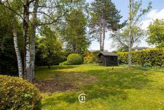 In het landelijke Beersel stellen wij u deze Klassevolle villa voor met tuin op 10are. Deze woning is gelegen in een kalme residentïele wijk, doch nabij openbaar vervoer en winkels. Het gelijkvloers omvat een inkomhal met prachtige trap, bureau (15m2) ideaal voor vrij beroep, een extra berging / wasplaats, toilet en inpandige garage. Het 1ste verdiep omvat een ruime , lichtrijke living/ eetplaats (68m2) met toegang tot terras en tuin, een ingerichte keuken (17m2) en toilet. Het tweede verdiep herbergt 4 slaapkamers (18/15/19/11.5m2), een badkamer, een douchekamer, een toilet en berging. Zolder bereikbaar via uitschuifbare trap. EPC C 274, CV aardgas (2019), dubbele beglazing Hout. Te bezoeken
