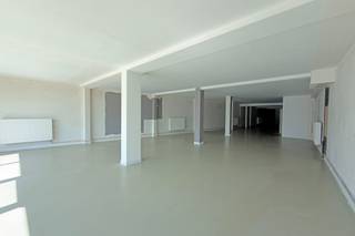 Modern en lichtrijk handelspand van ca. 224 m² met 4 parkeerplaatsen te huur op een uitstekende commerciële locatie langs de Gentsesteenweg (N43) te Deinze.<br /><br />Het recent gerenoveerde en energiezuinige pand beschikt over grote etalages met uitstekende visibiliteit. De ligging is bijzonder commercieel, in de onmiddellijke nabijheid van onder meer Delhaize, E5 Mode, McDonald's, WEBA, Lidl en de Mercedes- en Volvogarage.<br /><br />Het station van Deinze en diverse bushaltes bevinden zich op wandelafstand. Het pand beschikt over sanitair, een hoogrendementsketel en een praktische laad- en losmogelijkheid via de achterzijde. Er zijn 4 parkeerplaatsen voorzien.<br /><br />Een ideale locatie voor handel, showroom, dienstverlening of kantoor.<br /><br />Contacteer Henry Van Tornhout voor bijkomende inlichtingen of een vrijblijvend plaatsbezoek via +32 474 13 37 93 of via henry@kmovastgoed.be