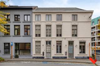 On the peaceful banks of the Dijle, you’ll find a stylishly renovated building that perfectly blends Leuven’s charm with modern living comfort...