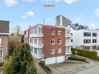 Volledig gerenoveerd appartement op de tweede verdieping met een moderne en lichtrijke uitstraling, gelegen aan de Kardinaal Mercierlaan te Heverlee. Dit instapklare appartement combineert comfort, ruimte en een uitstekende ligging. U beschikt over twee volwaardige slaapkamers en een open keuken die naadloos overgaat in de gezellige leefruimte. De grote raampartijen zorgen voor een overvloed aan natuurlijk licht en creëren een aangename, open sfeer doorheen het hele appartement. De badkamer is stijlvol afgewerkt en voorzien van een toilet en een comfortabele inloopdouche. Verder is er een praktische fietsenstalling aanwezig en bestaat de mogelijkheid om een garage te huren aan €45 per maand, wat extra gemak biedt in deze gegeerde buurt. De ligging is een absolute troef: u woont hier rustig, maar toch vlak bij het centrum van Leuven. Winkels, scholen, openbaar vervoer en belangrijke invalswegen bevinden zich in de onmiddellijke omgeving. Ook de nabijheid van KU Leuven en het groene Heverleebos maken dit appartement bijzonder aantrekkelijk, zowel voor eigen bewoning als investering. stedenbouw in aanvraag. Mis deze opportuniteit niet en contacteer ons via info@homies.be of 016 22 82 22.