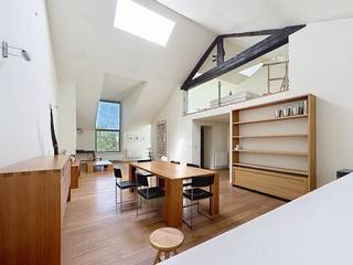 Zeer centraal gelegen nabij Stefania en Louiza, op de Charlerloisesteenweg 25, te Sint-Gillis, karaktervol appartement te koop van ± 160 m², op de 3de en 4de verdieping van een standingvol gebouw.<br />Het appartement bestaat uit:<br />- inkomhal met apart toilet en wasberging/verwarmingslokaal,<br />- zeer ruime woonkamer met mooie volumes, haardcassette en volledig ingerichte design-keuken met ruim kookeiland en ontbijthoek,<br />- Westelijk terras van ± 20 m² met regenwaterrecuperatie,<br />- hoofdslaapkamer met bijhorende badkamer (ligbad, wastafel, toilet) en dressing,<br />- 2de slaapkamer op mezzanine met bijhorende douchekamer (zeer ruimtelijk effect),<br />- bureauruimte op overloop,<br />- ruime kelder met veiligheidsdeur,<br />- zonneblinden, airco en alarmsysteem,<br />- EPC: D+, 168 kWu/m²jaar,<br />- parkeerplaats (+ 30.000 Euro),<br />- kosten: ± 180 Euro (communs, fonds) en ± 45 voor parking op nummer 27,<br />- zeer dichtbij winkels, restaurants en openbaar vervoer.<br />Kom dit appartement zeker snel bezoeken!
