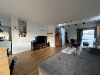 Deze ruime, vrijstaande woning ( ± 160m² bew. opp.) biedt o.a. 2 slaapkamers, een overloop met bureauhoek, een inpandige garage met wasplaats en...