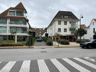 Res. Val Joly.<br />Garage box facilement accessible, idéalement située sur Kustlaan, près d'Albertplein.<br />Cette garage box se trouve au niveau -2 et est équipée d'un nouveau portail sectionnel électrique.<br />Ref. G710