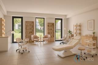 Dit eigentijdse pand is gelegen in het centrum van Lochristi met gratis, ongelimiteerde parkeerplaatsen aanwezig aan het handelspand zelf...