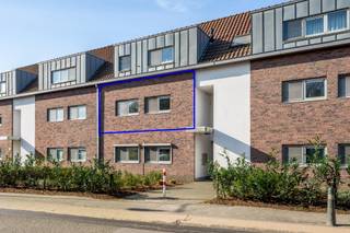 Dit appartement is gelegen op een zeer centrale locatie voor scholen, invalswegen en winkels & vlotte verbinding naar Brussel, Antwerpen en...