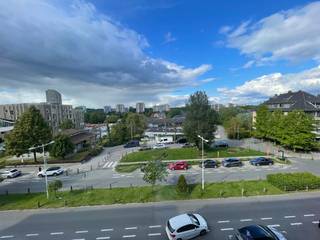 2 kamer appartement (100m2) in Ganshoren met prachtig zicht.<br />Grote living. Terras voor en achteraan. badkamer met douche. Apart toilet, gang met ingemaakte kast. <br />2 kamers vaarvan 1 met terras.<br />Kelder, garage voor 1 auto en staanplaats ervoor<br />Op wandelafstand van openbaar vervoer, winkels en school<br />Huur 1100 + 100 algemene lasten
