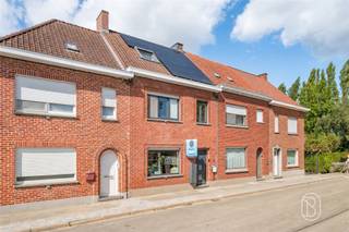 Instapklaar, stijlvol én verrassend ruim. Deze instapklare gezinswoning met extra uitweg heeft werkelijk alles in huis om meteen verliefd op te worden!Indeling: via de inkomhal komt u in de leefruimte van maar liefst 100 m². Licht, ruimte en gezelligheid staan hier centraal. De houtkachel zorgt voor extra sfeer en de open leefkeuken met authentiek marmeren werkblad maakt het plaatje compleet. Naast de keuken bevindt er zich een praktische ruimte die dient als wasruimte en opslagplaats. Vanuit de leefruimte kijkt u heerlijk uit over het terras en de zongerichte tuin. Op de eerste verdieping bevinden zich 2 volwaardige slaapkamers en een eerste badkamer. Op de tweede verdieping is er een ruime master bedroom met ensuite badkamer, die zorgt voor dat extra tikkeltje luxe en privacy.Ook buiten blijft deze woning verrassen. De zongerichte tuin biedt veel privacy en beschikt achteraan over een tweede uitweg met parkeermogelijkheid en met mogelijkheid tot het bouwen van een garage. Bovendien is dit achterliggende gedeelte bouwgrond, wat extra mogelijkheden biedt.Troeven: volledig instapklaar, 3 volwaardige slk, 2 bdk, zongerichte tuin & veel privacy, tweede uitweg met parkeermogelijkheid en mogelijkheid tot garage, zonnepanelen & laadpaal, conforme elektriciteit, gunstig EPC. En dit allemaal op een rustige ligging in een doodlopende straat, op amper 1 minuut van De Groene Long en 5 minuten van het marktplein en de Leie. Interesse? feline@immobeguin.be