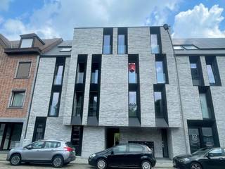 Gezellig en ruim appartement met veel lichtinval gelegen nabij het centrum van Geel.Het appartement bestaande uit:- Inkomhal- Woonkamer- Keuken met...