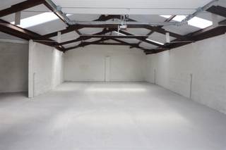 <p>Deze volledig vernieuwde en instapklare loods met een oppervlakte van ca. <strong>140 m²</strong> is <strong>onmiddellijk beschikbaar</strong>.</p><p>De loods is volledig geïsoleerd en heeft een lengte van <strong>18 meter</strong>, een breedte van <strong>8 meter</strong> en een hoogte van <strong>3,5 meter</strong>.</p><p>De toegang tot de loods gebeurt via een <strong>automatische sectionaalpoort met handzender</strong>, met een breedte van <strong>2,83 meter</strong> en een hoogte van <strong>2,80 meter</strong>.</p><p>De loods beschikt over:</p><ul><li><p>Nieuwe elektriciteitsinstallatie en verlichting</p></li><li><p>Aparte elektriciteitsmeter</p></li><li><p>Branddetectiesysteem</p></li><li><p>Wateraansluiting en sanitair</p></li><li><p>Extra buitenparking van ca. <strong>96 m²</strong></p></li></ul><p>Het complex is bereikbaar via een <strong>private, geasfalteerde toegangsweg</strong> en bevindt zich op een <strong>beveiligd terrein</strong>, afgesloten met een industrieel hek. Elke huurder beschikt over een <strong>persoonlijke toegangscode</strong>.</p><p></p><p>Daarnaast is het volledige terrein voorzien van <strong>24/7 camerabewaking</strong>.</p><p></p><p><strong>Huurprijs:</strong> € 895 per maand<br /><strong>Vaste kosten:</strong> € 20 per maand</p><p><strong>Onmiddellijk beschikbaar.</strong></p>