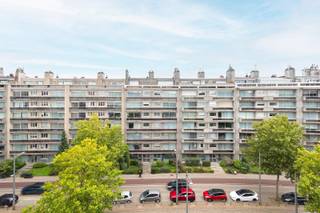 Op zoek naar een ruim en comfortabel appartement met drie slaapkamers, veel lichtinval en een gezellig terras? Dan is dit instapklare appartement...