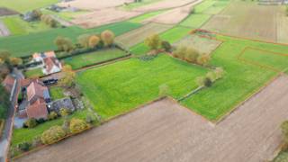 <br /><br />ASSE - Op een van de mooiste plekjes van Asse ligt deze uitzonderlijke eigendom met een totale oppervlakte van 1,85 hectare – een waar paradijs voor wie houdt van ruimte, rust en natuur. Hier word je elke ochtend wakker met een adembenemend uitzicht over de omliggende velden en de eigen bijhorende gronden.<br />Deze eigendom ligt op een absolute toplocatie: een rustige straat, ver weg van drukte, maar toch vlakbij het centrum, winkels, scholen en openbaar vervoer.<br />Binnenin vind je een inkomhal, drie slaapkamers, een badkamer, een ruime woonkamer en een keuken met fenomenaal uitzicht. Daarenboven is er een ruime zolderverdieping en een kelder. De woning biedt nog uitbreidingsmogelijkheden: wie droomt van extra leefruimte of modern comfort, vindt hier een solide basis om iets groots van te maken.<br />Op het terrein vind je ook een reeks functionele bijgebouwen die deze eigendom nog veelzijdiger maken: een garage, een schuur van 80 m², een stal van 189 m² en een bijgebouw van 66 m². Dankzij deze ruimtes is dit niet alleen een charmante woonplek, maar ook een ideale locatie voor mensen die op zoek zijn naar opslagmogelijkheden of dierenliefhebbers die dromen van hun beestjes aan huis. De grote open vlakte rondom biedt alle vrijheid voor dieren om te grazen en te genieten van het groen.<br />Deze eigendom is een zeldzame vondst: een combinatie van landelijke rust, panoramische vergezichten en uitstekende bereikbaarheid. Hier woon je in alle privacy, midden in het groen, en toch dichtbij alles wat het leven comfortabel maakt.<br />Kortom: een plek waar je niet enkel woont, maar écht leeft — met ruimte, natuur en uitzicht als dagelijkse luxe.<br /><br />Kortom bent u op zoek naar een ruime karaktervolle woning met opslagruimte, gelegen op een rustige locatie omgeven door het groen, met heel wat potentieel en mogelijkheden, aarzel dan niet en maak snel uw afspraak! Voor meer info of bezoek 053/60.65.60.