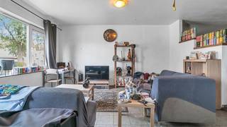 Op een perceel van 4 are 57 ca vinden we dit te renoveren pand, gelegen aan de Zandstraat 65 te Koersel. Het gebouw dateert van 1978 en beschikt over een ruime bebouwing en een garage.<br /><br />Belangrijk: de vergunde toestand betreft een handelspand met woonst. Het pand is momenteel feitelijk ingedeeld in drie afzonderlijke woongelegenheden, hoewel deze indeling niet overeenstemt met de vergunde toestand. De gemeente is op de hoogte van de huidige feitelijke toestand. Er zijn momenteel drie verschillende busnummers en inschrijving op de verschillende busnummers is momenteel mogelijk.<br /><br />Huidige indeling:<br /><br /><strong>Gelijkvloers – voorzijde</strong><br /><br />Aan de voorzijde van het gelijkvloers bevindt zich momenteel een studio, bestaande uit een leefruimte met open keuken, een slaapkamer en een badkamer. Achteraan bevindt zich een garageruimte die bij deze studio hoort.<br /><br />De studio is momenteel verhuurd voor € 535 per maand. Het EPC bedraagt 211 kWh/m² jaar (label C).<br /><br /><strong>Gelijkvloers – achterzijde</strong><br /><br />Het achterste gedeelte van het gelijkvloers is momenteel ingericht als appartement en omvat een inkomhal, gastentoilet, leefruimte, keuken, badkamer en slaapkamer.<br /><br />Dit gedeelte staat momenteel leeg en kan op dit ogenblik niet verhuurd worden wegens het ontbreken van dakisolatie en de hoge EPC-score. Het EPC bedraagt 762 kWh/m² jaar (label F).<br /><br /><strong>Eerste verdieping</strong><br /><br />De eerste verdieping omvat momenteel een hal, keuken met aansluitende berging/wasruimte, leefruimte, twee slaapkamers en een badkamer.<br /><br />Dit gedeelte is momenteel verhuurd voor € 650 per maand. Het EPC bedraagt 500 kWh/m² jaar (label E).<br /><br /><strong>Huidige huuropbrengst</strong><br /><br />De twee momenteel verhuurde gedeelten brengen samen € 1.185 per maand op:
<ul>
	<li>Studio gelijkvloers: € 535/maand</li>
	<li>Appartement eerste verdieping: € 650/maand</li>
</ul>
Het achterste gedeelte op het gelijkvloers staat momenteel leeg.<br /><br /><strong>Kenmerken</strong>

<ul>
	<li>Perceeloppervlakte: 4 are 57 ca</li>
	<li>Bouwjaar: 1978</li>
	<li>Vergunde toestand: handelspand met woonst</li>
	<li>Huidige feitelijke indeling: 3 woongelegenheden</li>
	<li>Huidige indeling in drie woongelegenheden is niet vergund</li>
	<li>Gemeente is op de hoogte van de huidige feitelijke toestand</li>
	<li>Drie verschillende busnummers</li>
	<li>Inschrijving op het adres momenteel mogelijk</li>
	<li>Elektrische verwarming</li>
	<li>Garageruimte achteraan, behorende bij de studio</li>
	<li>EPC studio: 211 kWh/m² jaar</li>
	<li>EPC achterste gelijkvloers: 762 kWh/m² jaar</li>
	<li>EPC eerste verdieping: 500 kWh/m² jaar</li>
	<li>Huidige huuropbrengst: € 1.185 per maand</li>
</ul>
<strong>Ligging</strong><br />Het pand is gelegen aan de Zandstraat in Koersel, op een vlot bereikbare locatie. In de nabije omgeving bevinden zich winkels, scholen, horecazaken en diverse voorzieningen voor de dagelijkse behoeften.<br /><br />Ook Beringen-centrum, Heusden-Zolder en de omliggende gemeenten zijn vlot bereikbaar. De ligging langs de Zandstraat zorgt bovendien voor een goede bereikbaarheid met de wagen en het openbaar vervoer.<br /><br /><strong>Renovatieproject</strong><br />Dit pand is geschikt voor een koper die op zoek is naar een grondig renovatieproject en de bestaande bebouwing en vergunde toestand verder wil bekijken.<br /><br />De combinatie van een perceel van 4 are 57 ca, de bestaande bebouwing, de garage en de huidige huurinkomsten van € 1.185 per maand maakt dit een interessant pand voor wie op zoek is naar een renovatieproject met een bestaande verhuursituatie.<br /><br />De koper dient rekening te houden met de vergunde stedenbouwkundige toestand, de huidige niet-vergunde indeling in drie woongelegenheden en de energetische renovatie die zich opdringt. De huidige feitelijke indeling geeft geen recht op het behoud of de verdere verhuur van drie afzonderlijke woongelegenheden. Eventuele wijzigingen aan het gebruik of de indeling dienen voorafgaandelijk met de bevoegde instanties te worden besproken.