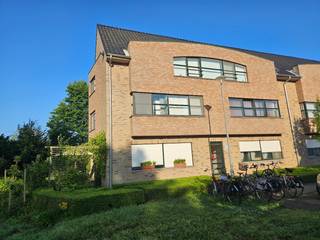 BEZOEK AANVRAGEN ENKEL MOGELIJK VIA VOLGENDE LINK: <br />https://verlinden.mijnhuurprofiel.be/property/bbd4c5b4-500b-4753-8e97-6b37fef8cf67<br /><br />Uiterst rustig gelegen in een doodlopend straatje op wandelafstand van Geel centrum.<br /><br />Het appartement is gelegen op de eerste verdieping. Je betreedt het appartement via een inkomhal, voorzien van een gastentoilet en een vestiairekast.<br />De woonkamer is opgedeeld in een zithoek en een eethoek , met aansluitende open keuken, voorzien van een dubbele spoelbak, microgolfoven, oven, kookplaat en afzuigkap. Verder is er een berging / wasplaats.<br /><br />De nachthal geeft toegang tot twee slaapkamers en de badkamer. De badkamer is uitgerust met een douche en dubbel lavabomeubel. <br /><br />Verder beschikt het appartement over een ruim terras en een ondergrondse autostaanplaats.<br /><br />Huur: €800/maand | Gemeenschappelijke kosten: €60/maand | Beschikbaar vanaf 01/12/2026 | EPC: 154 kWh/m² (label B)